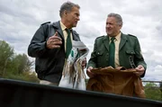 Hubert (Christian Tramitz, l.) und Girwidz (Michael Brandner, r.) finden im Kofferraum des Wagens mehrere Designerjacken.