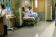 Als der Koch Thomas Archibald mit einem abgetrennten Penis in die Notaufnahme kommt, müssen Stephanie (Jerrika Hinton, M.) und Jo (Camilla Luddington, r.) schnell reagieren, um zu retten, was noch zu retten ist ...