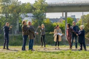 "Soko Donau", "Liebesdienst." Als Wolf eines Morgens eine Nachricht erhält, dass eines ihrer Teammitglieder als Geisel genommen wurde, will sie es zunächst nicht glauben - doch tatsächlich: Udo Blaschegg will mit Wohlfahrt seine Frau Nadia freipressen. Sie ist in Untersuchungshaft, weil sie ihren Liebhaber Werner Ruska getötet haben soll. Udo ist nicht nur von ihrer Unschuld überzeugt, sondern scheint am Rand eines Nervenzusammenbruchs zu stehen - eine gefährliche Situation für Wohlfahrt. Während Beck den Familienjeep, das Mordwerkzeug, untersucht, versucht das Team herauszufinden, wo Wohlfahrt gefangen gehalten wird. Ein Wettlauf gegen die Zeit.Im Bild (v.li.): Michael Steinocher (Simon Steininger), Rainer Wöss (Udo Blaschegg), Helmut Bohatsch (Franz Wolfahrt), Lilian Klebow (Penny Lanz), Maria Happel (Dr. Franziska Beck), Sandra Cervik (Nadia Blaschegg), Stefan Jürgens (Carl Ribarski), Brigitte Kren (Dr. Henriette Wolf).