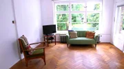 Marty aus Seattle hat deutsche Wurzeln, kann deshalb seinen Wohnsitz verlegen und mit der ganzen Familie nach Berlin ziehen. Er wird seine Seattle Radioshow von der deutschen Hauptstadt aus senden und möchte eine Wohnung mit Aufnahmestudio, die möglichst zentrumsnah liegt. Restaurants, Bars und kulturellen Einrichtungen sollen zu Fuß erreichbar sein. Seine Frau Karrie dagegen verzichtet gerne auf Berlins Stadtmitte und bevorzugt ein Haus, das in der Nähe der Schule ihrer Kinder liegt.