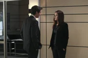 Pike (Pedro Pascal, l.) und Lisbon (Robin Tunney, r.)