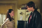 Als Rory (Alexis Bledel, l.) Sturmfreie Bude hat, will sie den Abend eigentlich gemütlich alleine verbringen, doch dann tauchen Paris zum Lernen und Jess mit einem Fresspaket auf. Als dann plötzlich auch Dean (Jared Padalecki, r.) vor der Tür steht, ist der Ärger vorprogrammiert ...