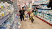 Eltern mit Kleinwuchs: Marlis (r.) und Gary (l.) erleben im Supermarkt aufgrund ihrer Größe oft Einschränkungen.