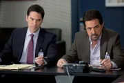 Werden nach San Diego gerufen, um einen neuen Fall zu lösen: Rossi (Joe Mantegna, r.) und Hotch (Thomas Gibson, l.) ...