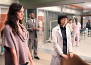 Wie werden die ehemalige Gefängnisärztin Adams (Odette Annable, l.) und die schüchterne Parks (Charlyne Yi, r.) zusammenarbeiten?; Wie werden die ehemalige Gefängnisärztin Adams (Odette Annable, l.) und die schüchterne Parks (Charlyne Yi, r.) zusammenarbeiten?