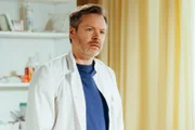 Dr. Nick Aichstetter (Nicholas Reinke) sind als Arzt die Hände gebunden.
