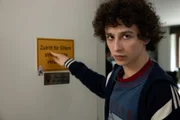 Ben (Shadi Eck) hatte wegen der grünen Pillen Streit mit seinen Eltern. Er verweist auf ein Schild an seiner Zimmertür, das Eltern den Zutritt strengstens untersagt.