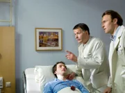 Der Zustand von Thomas Kraft (Mirko Brankatschk, li.) hat sich verschlechtert. Dr. Heilmann (Thomas Rühmann, mi.) und Dr. Stein (Bernhard Bettermann, re.) müssen ein zweites Mal operieren.