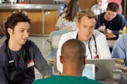 "Scrubs - Die Anfänger", "Meine Tabellenführung." Dr. Kelso richtet eine Internetseite ein, auf der Patienten die Ärzte beurteilen können. Zu Dr. Cox' aber auch zu Turks Missfallen erklimmt J.D. die Spitze des Rankings. Elliot kämpft mit ihrem Gewissen, als ihr eine liebgewonnene jedoch sterbenskranke Patientin gesteht, ihre Medikamente absichtlich überdosiert zu haben. Indes rätselt Carla, wie der völlig durchgeknallte Hausmeister eine liebenswerte, normale Freundin finden konnte.Im Bild (v.li.): Zach Braff (John 'J.D.' Dorian), Donald Faison (Chris Turk), John C. McGinley (Dr. Perry Cox).