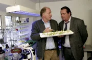 Stolz präsentiert Andreas Krammel (Bernhard Helfrich, l.) Rosenheim-Ersatzcop Florian Prantl (Andreas Giebel) seinen Nachzucht der Kartoffelsorte, die der Stein des Anstoßes ist.
