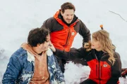 Nach der Rettungsaktion erkennen die Bergretter Katharina (Luise Bähr) und Tobi (Markus Brandl, M.) den Unglücksfahrer: Es ist Freddy Segelbacher (François Goeske, l.).