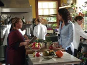 Das unausstehliche Verhalten von Sookie (Melissa McCarthy, l.) geht Lorelai (Lauren Graham, r.) gewaltig auf die Nerven. Sie kann sich nicht erklären, warum ihre beste Freundin so unter Stimmungsschwankungen leidet ...
