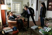 Isaac Goodwin (Neil Hopkins, M.) behauptet, dass sein Bruder und dessen Frau aus ihrem Haus entführt worden seien. Patrick (Simon Baker, l.) und Teresa (Robin Tunney, r.) gehen dem nach ...