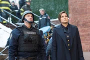Nach einem brutalen Überfall auf ein junges Paar, entdecken Officer Dooley ( Brett G. Smith) und Detective Olivia Benson (Mariska Hargitay) die Frau völlig aufgelöst auf einem Dach...
