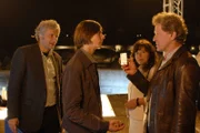 Die Kriminalhauptkommissare Franz Leitmayr (Udo Wachtveitl, links) und Ivo Batic (Miroslav Nemec, rechts) befragen Justus (Jonathan Beck). Im Hintergrund steht Dr. Jung (Gundi Ellert).