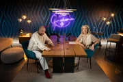 Monika Gruber und Thomas Gansch während ServusTVs Vodcast „Die Gruaberin“ im Studio X in Wals bei Salzburg, Österreich