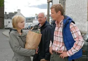 Überraschend treffen Steffi (Denise Zich) und ihr Vater Bernd (Peter Bongartz, Mitte) Steffis Exfreund Marc (Florian Weber) wieder.