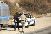 Damit Jane (Simon Baker, l.) wieder mit dem FBI zusammenarbeitet, da sie seine Hilfe benötigen, lässt Lisbon ihn durch einen Polizisten (Rocky McMurray, r.) verhaften und ihn in die Zentrale nach Austin bringen ...