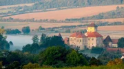 Märchenhaftes Tschechien: Der tschechisch-deutsche Film "Drei Nüsse für Aschenbrödel" zählt zu den bekanntesten und beliebtesten Märchen im deutschen Fernsehen. In Svihov befindet sich ein Teil der damaligen Filmkulisse: Das malerische Wasserschloss zieht deswegen noch heute Touristen an.