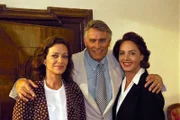 "Schlosshotel Orth", "Sieg der Liebe." Die Nachfolgerin für Doris, Frau Lena Dorndorf trifft ein. Ihre Hilfe ist sehr notwendig, denn auch Nico verlässt das Hotel. Er hat ein verlockendes Angebot aus Paris. Jerry der ehrgeizige Manager des jungen Pianisten Paul versucht diesen und seine Freundin Barbara auseinanderzubringen. Im Bild (v.li.): Beatrice Kessler (Dr. Marion Fabian), Klaus Wildbolz (Wenzel Hofer), Christine Buchegger (Lena Dorndorf).