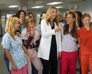 Carla und Turk zeigen wieder einmal, dass ihnen scheinbar nichts zu dumm ist: Elliott (Sarah Chalke, M.) findet das zum Schreien komisch ...
