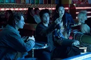 Jake Adelstein (Ansel Elgort, l.), Jin Miyamoto (Hideaki It&ocirc;, vorne 2.v.l.)