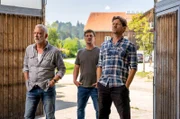 Karl (Christoph M. Ohrt, v. l. n. r.), Florian (Matthi Faust) und Georg (Thomas Unger) fassen einen gemeinsamen Plan.