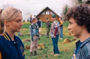 Fiona (Lilly Krug, l.) und Ben (Shadi Eck, r.) tauschen bei einer Teamarbeit im Camp aus, was sie am jeweils anderen schätzen. Im Hintergrund sieht man Trine (Hannah Schiller, 2.v.l.) und Janni (Diyer Ilhan, 2.v.r.) bei der gleichen Teamarbeit.
