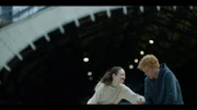 Alice (Andrea Riseborough, l.) und Jack (Domhnall Gleeson, r.) begegnen sich immer wieder. Es sind Treffen voller Intensivität und Leidenschaft. Und doch gestaltet sich die Beziehung zueinander schwierig.