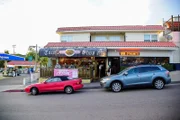 Der Taco-Laden „Luche Libre“ verfügt über eine kleine Ladenfront mit einer Terrasse mit 50 Sitzplätzen.