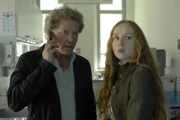 Kriminalhauptkommissar Ivo Batic (Miroslav Nemec) und Dr. Fröhlich (Brigitte Hobmeier). Die Kommissare haben Beweise gefunden.