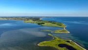 Die Ostsee-Insel Langeland hat ihren Namen nicht von ungefähr: Sie ist 53 Kilometer lang – und misst an der breitesten Stelle nur elf Kilometer.