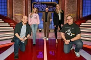 Moderator Kai Pflaume (M.) und seine Rateteam-Kapitäne Bernhard Hoëcker (l.) und Elton (r.) begrüßen in dieser Sendung die Fernsehmoderatorin Andrea Kaiser (2.v.l.) und die Moderatorin Sylvia Walker (2.v.r.).