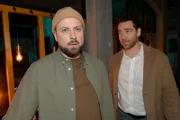 John (Felix von Jascheroff, l.) ist alarmiert, als Carlos (Patrick Fernandez) ihn warnt, dass Zoe das Sorgerecht haben will.