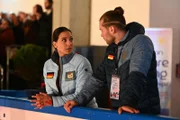 Charlotte "Charlie" (Shaolyn Fernandez) ist vor den Kopf gestoßen, als Milan (Vitali Huk) ihr vorwirft, ihn auszubremsen.
