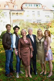 Juwelier Claudius (Peter Weck, 3.v. rechts) feiert mit seiner Frau Christine (Gerlinde Locker, 3.v. links) die goldene Hochzeit, bei der auch ihre Tochter Maren (Katharina Schubert, 3.v. rechts) und ihre Enkelin Sophie (Anna Bertheau, rechts) anwesend sind. Alle Anwesenden staunen nicht schlecht, als plötzlich Claudius’ uneheliche Tochter Anica (Ellenie Salvo Gonzalez) mit ihrem Freund Jan (Matthias Schloo) auftaucht.