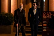 L-R: James Cromwell als Ewan Roy, Nicholas Braun als Greg Hirsch