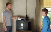 "Malcolm mittendrin", "Reeses Braut (2)." Gerade als sich Francis nach einem seriösen Job umsehen möchte, bietet ihm ein Freund die Gelegenheit, Tourmanager einer Rockband zu werden. Inzwischen sind Reese und seine frisch gebackenen Ehefrau Raduca in die Garage gezogen. Raduca hat sowohl Reese als auch den Haushalt fest im Griff. Dennoch bleibt Lois misstrauisch. Zu Recht wie sich zeigt, denn Ruduca scheint ihren Gemahl mit einem jungen Mann zu betrügen, den sie der Familie als ihren Bruder vorstellt.Im Bild (v.li.): Christopher Kennedy Masterson (Francis), Erik Per Sullivan (Dewey).