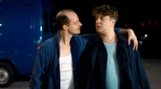 Den Unbekannten (Merlin Sandmeyer, li.) und Dominik (Thomas Schubert, re.) verbindet eine seltsame Beziehung.