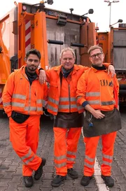 „Käpt’n“ Werner Träsch Werner (Uwe Ochsenknecht) und sein Team Tarik (Aram Arami, li.) und Ralle (Jörn Hentschel). „Käpt’n“ Werner Träsch Werner (Uwe Ochsenknecht) und sein Team Tarik (Aram Arami, li.) und Ralle (Jörn Hentschel).
