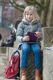 Lilly Arnold (Emilia Pieske) ist mit der digitalen Kopie ihrer Mutter in ständigem Kontakt.