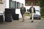Hubert (Christian Tramitz, r.) und Girwidz (Michael Brandner, l.) kommen zum Landhaus von Ferdinand Motz. Sie müssen die Nachricht von Rosalies Tod überbringen.