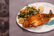 Vroni Lutz frittiert den beliebten Speisefisch und serviert ihn als Gebackener Karpfen mit Dijon-Mayonnaise und Kartoffel-Vogerl-Salat.