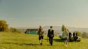 BlaBla (Sebastian Jakob Doppelbauer, l.), Carlo (Jeremias Meyer, 2.v.l.) und Aydin (David Ali Rashed, M.) machen sich auf, ein Grab auszuheben, während Hartmut (Paul Faßnacht, r.), Roberto (Martin Umbach, 2.v.r.) im Hintergrund die Situation beobachten.