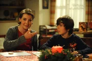 Langsam öffnet sich der schüchterne Felix gegenüber Maria. Von links: Maria Kirchleitner (Daniela März) und Felix Kramer (Shayan Hartmann).