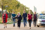 Das Team der SOKO Wien hat den Fall in Graz abgeschlossen. v.l.n.r.: Gerichtsmedizinerin Dr. Franziska Beck (Maria Happel), Bezirksinspektor Simon Steininger (Michael Steinocher), Oberst Dr. Henriette Wolf (Brigitte Kren), Major Carl Ribarski (Stefan Jürgens), Gruppeninspektorin Penny Lanz (Lilian Klebow), Spurensicherer Franz Wohlfahrt (Helmut Bohatsch).