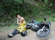 Eric Mayer (l.) kniet neben dem Unfallopfer (r.) und leistet Erste Hilfe. Der Mann ist bei Bewusstsein, der Krankenwagen ist unterwegs. Eric versorgt ihn mit einer Notfalldecke.