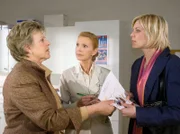Selbst beim Ausfüllen der Formulare kommt es zum Machtgerangel zwischen Margot Kraft (Marie-Luise Marjan, li.) und ihrer Schwiegertochter Sabine (Melanie Marschke, re.). Oberschwester Ingrid (Jutta Kammann, mi.) versucht zwischen den beiden zu vermitteln.
