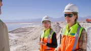Iris Wunderlich (Links) und Cornelia Sonnenberg (Rechts) von der Außenhandelskammer Chile über den Lithium-Pools in der Atacama-Wüste.