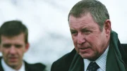 Das Wetter nasskalt, und das Mordopfer im Freien: Barnaby (John Nettles, r.) und Constable Jones (Jason Hughes, l.) sind wieder im Einsatz.